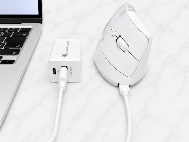 【サンワダイレクト 推し活マウス】マウス先端の充電ポートに付属のUSB Type-Cコードを使って充電すると、約3分間(5V 2.4A以上での充電の場合)で高速充電ができます!