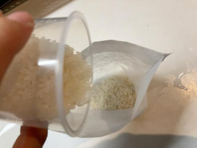 【セリア ごはんが炊ける袋】まずお茶碗一杯分のお米を入れます