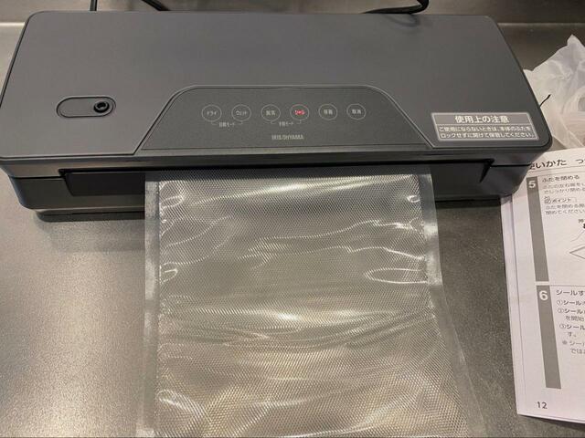 【アイリスオーヤマ　真空パック機 VPF-M60】ロールはまず端を止めます