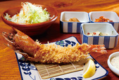 菩提樹（水道橋）　天然特大海老フライ定食 2500円　プリッとした食感と優しい甘みが絶品。卵をたっぷり使った自家製タルタルソースとも相性抜群だ。