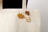 【リラックマ「チャイロイコグマのくまきゅんDays」】「ピンズセット」1,980円／思わずコレクションしたくなる3個セット