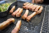 『南山（ナムサン）サケジョル』の豚肉。赤身と脂身のバランスがほどよく、ひと口で食べられるこの切り方は、肉質に自信がある証拠。『南山（ナムサン）サケジョル』の豚肉は、旨味が逃げないよう店の人が上手に焼いてくれる。
