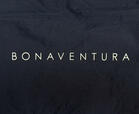 フロントには、ホワイトカラーの「BONAVENTURA」ロゴプリント入り