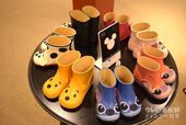 雨の日も楽しくなる! キッズレインシューズ［現在発売中］各¥6,480。