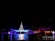 海の中央で輝くクリスマスツリー