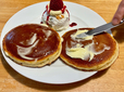 【ホットケーキパーラーフルフル赤坂店】「ホットケーキをずらし、バターをぬってください」