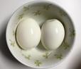 【ライフ 常陸の恵み 白たまご】左は穴をあけていないたまご、右は穴をあけたたまご