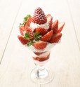 河津町／oceans(オーシャンズ) 「いちごパフェ」1,320円 ※京王百貨店限定販売