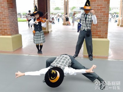 Tdl ハロウィーン版のミニショーが大人気 Tdlバンド ジップンズームガイドツアーでパークがもっと楽しくなる 写真 10 16 ディズニー特集 ウレぴあ総研