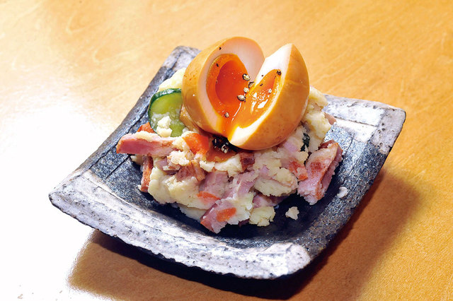 炊き餃子と唐揚げ とき家（学芸大学）　燻製半熟卵のポテトサラダ 580円