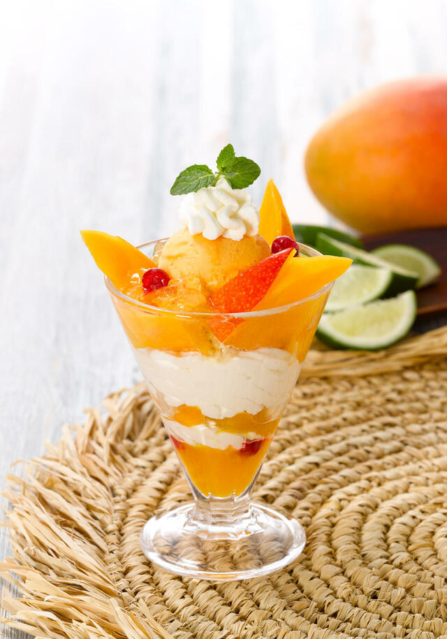 アップルマンゴーパフェ1,080 円(税込 1,188 円)【ロイヤルホスト『Apple Mango〜メキシコを感じて〜』】