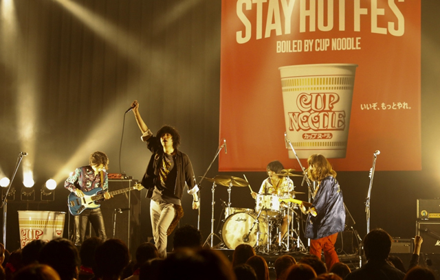 カップヌードル食べ放題フェスに出演した黒猫チェルシー