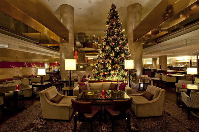 「ヒルトン東京1F「マーブルラウンジ」」<期間:2025年11月14日〜12月26日>【【ヒルトン東京】20種類以上の“豪華クリスマススイーツ”をロイヤル気分で楽しむ『King&Queenのクリスマス スイーツビュッフェ』】