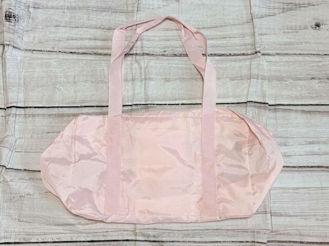 【付録 Coleman 撥水ボストンバッグ＆リフレクターチャーム】背面は装飾がないシンプルなデザイン