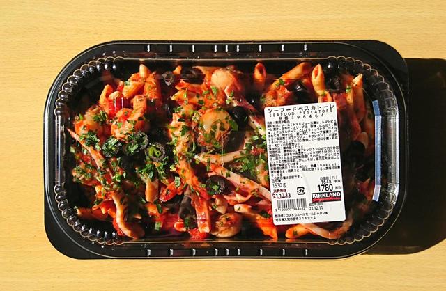 【カークランドシグネチャー　シーフードペスカトーレ　1530g　1780円】フタを開けた瞬間からトマトソースの香りが漂う