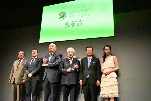 表彰式にゲストの渡辺真理さん