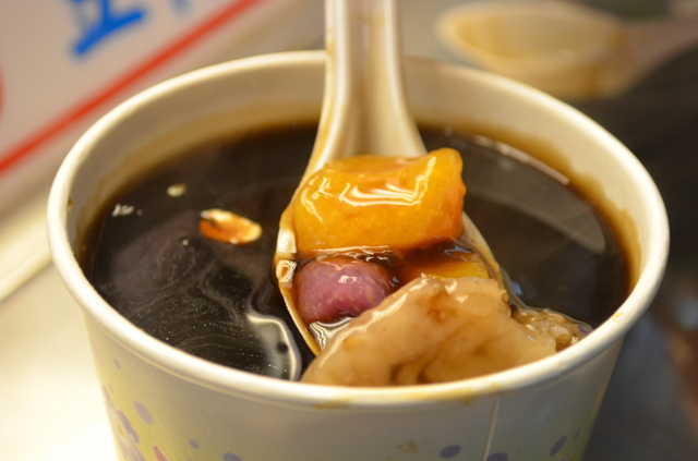 黒い謎の液体、燒仙草。甘いトッピングを加えると食べやすくなる