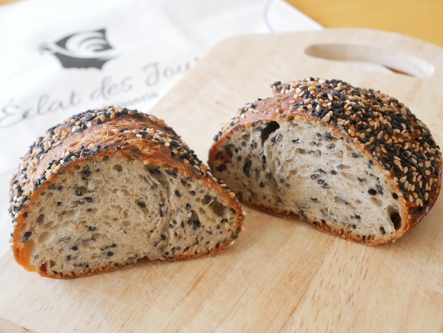 定番のゴマパンも、エクラ・デ・ジュールなら一味も二味も違います