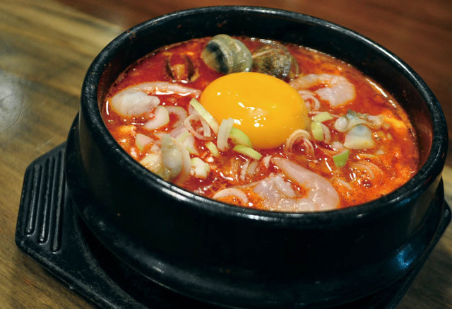 都内「豚肉」がうまい店／とんちゃん 新宿本店（新宿）　純豆腐チゲ　 1058円