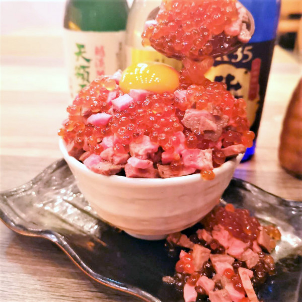 肉といくらのこぼれ飯