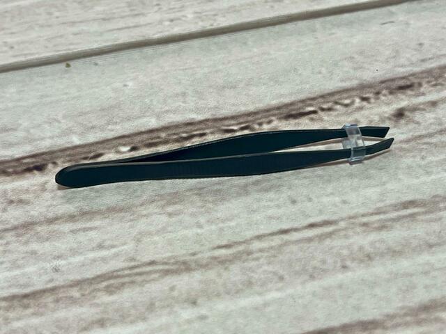 身だしなみアイテムの定番、毛抜きももちろんついています