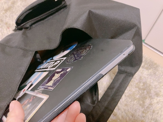 【無印良品 撥水ワンショルダーバッグ】そこまで大きく見えないのに、MacBook13インチが楽々入っちゃう大きさです
