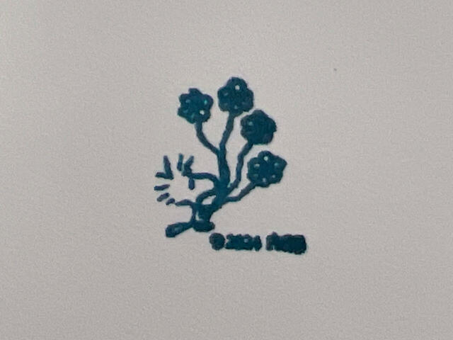 インクのカラーはブルー。お花を渡す姿がかわいい♪