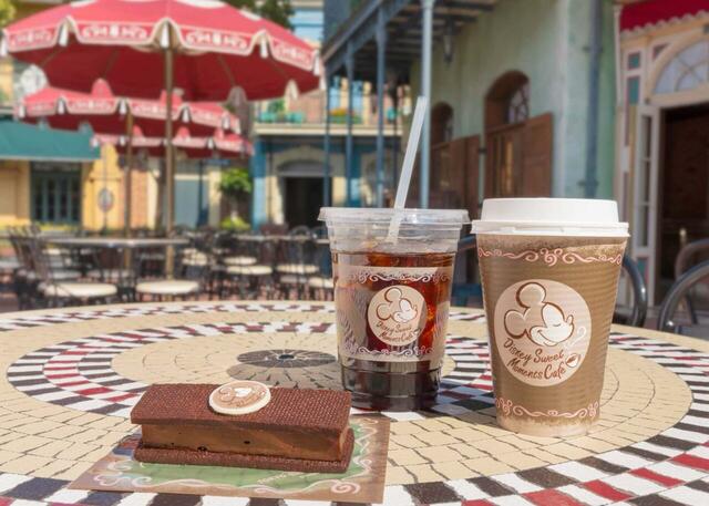 カフェ＆スウィーツセット コーヒー/アイスコーヒー＆キャラメルガナッシュサンド 1,300円｜東京ディズニーリゾート「ディズニー・スウィートモーメント・カフェ」メニュー｜販売店舗：東京ディズニーランド「カフェ・オーリンズ」｜発売日：2025年11月1日（土）