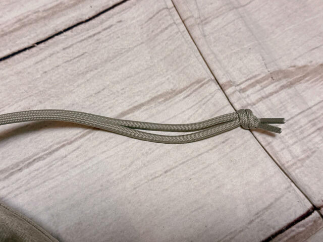 持ち手や巾着紐にも光沢感のある素材が使われており、全体的に高見えします！