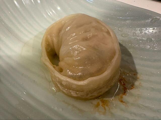 【ロピア 韓国王マンドゥ 肉の王様】皮がツヤツヤ＆もっちりに変身！ひだの部分から肉汁がじゅわっとにじみ出て、食欲に火がつく瞬間◎