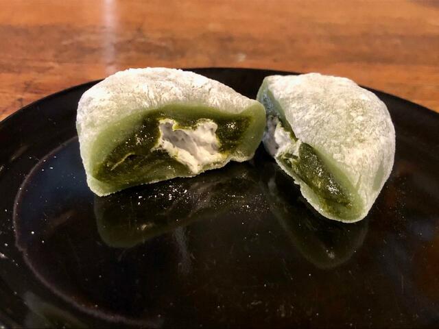 【ファミリーマート　濃い抹茶のクリーム大福】とろけるクリームと抹茶餡が美味しそう