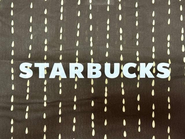 フロント中央には「STARBUCKS」のロゴプリント入り