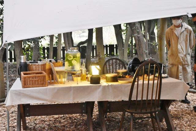 【small planet CAMP & GRILL】テーブルにディナーが用意されている