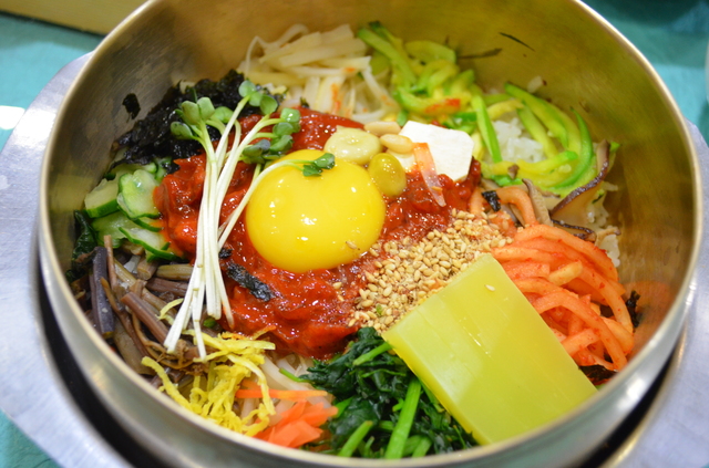 混ぜずにしばし鑑賞したくなる「家族会館」のビビンパ12,000ウォン