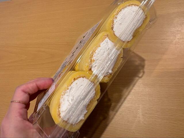 【ロピア もちり プレーン】横から見るとクリームたっぷりの断面がわかり、もちもち食感が想像できます◎