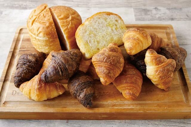 食べ放題のパン3種・自家製オリーブブレッド、クロワッサン、チョコクロワッサン【大阪万博公園EXPOCITY「BARBARA EXPO RESTAURANT」】