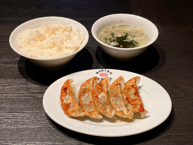 【渋谷餃子 新宿西口店】餃子の食べ放題を注文すると、ライスとわかめスープがついてきます