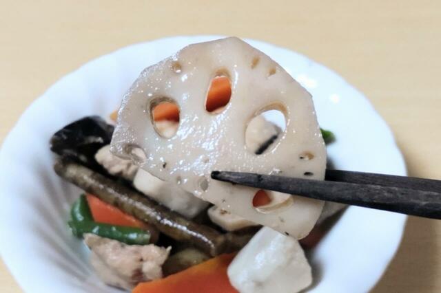 【コストコ 筑前煮 959g 1707円】シャキッとしたレンコンをはじめ、各食材が存在感あり