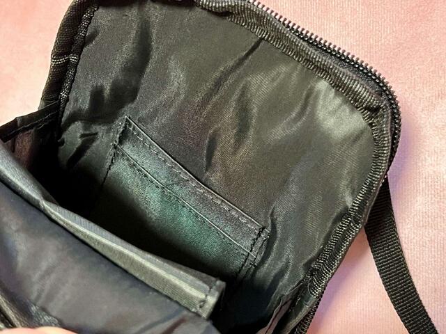 『GLOW（グロー）3月号』カード入れはふたつ