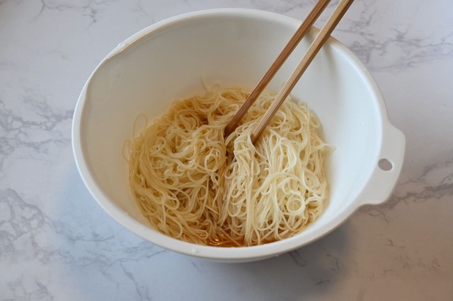 【塩レモンそうめん】調味料とそうめんを混ぜる