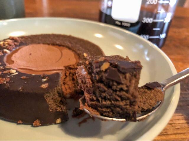 【ファミリーマート　濃厚ショコラバウム】バウム、生チョコクリーム、チョコレートコーティングとそれぞれ異なる食感がお互いの良さを引き立ててくれます