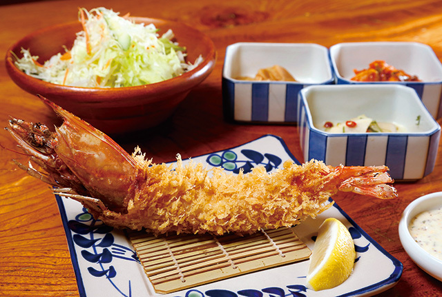 菩提樹（水道橋）　天然特大海老フライ定食 2500円　プリッとした食感と優しい甘みが絶品。卵をたっぷり使った自家製タルタルソースとも相性抜群だ。
