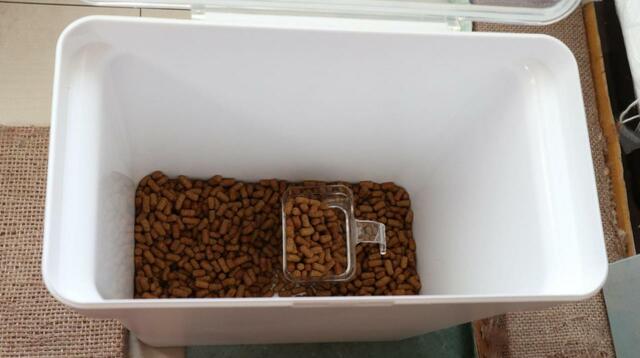 【tower（山崎実業） 密閉袋ごとペットフードストッカー】密閉式なので中身だけ入れてもOK