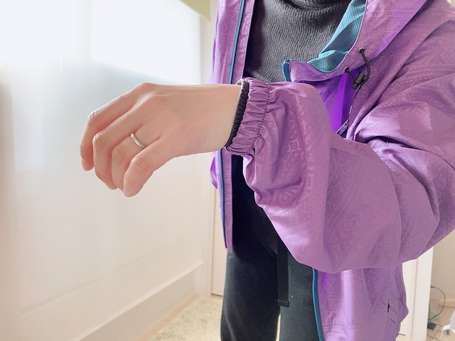 【ワークマン レディース高撥水シェルジャケット(エンボスタイプ)】小雨も袖から侵入しづらいです