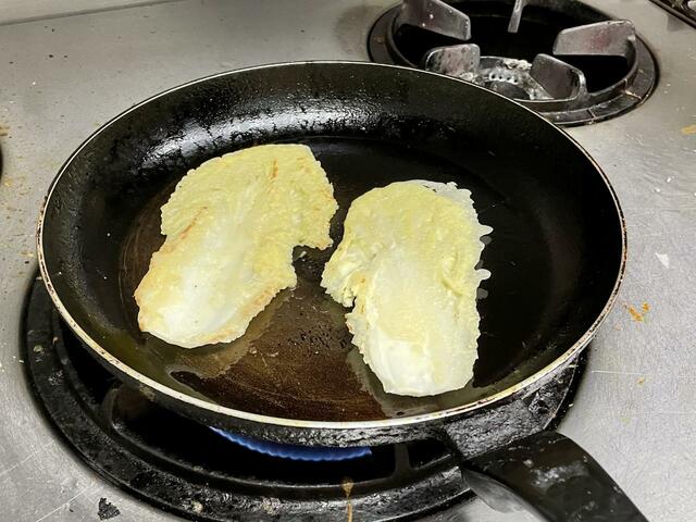 【釜めし 大統領】フライパンで焼いたのち、油をひいて白菜を焼き上げる