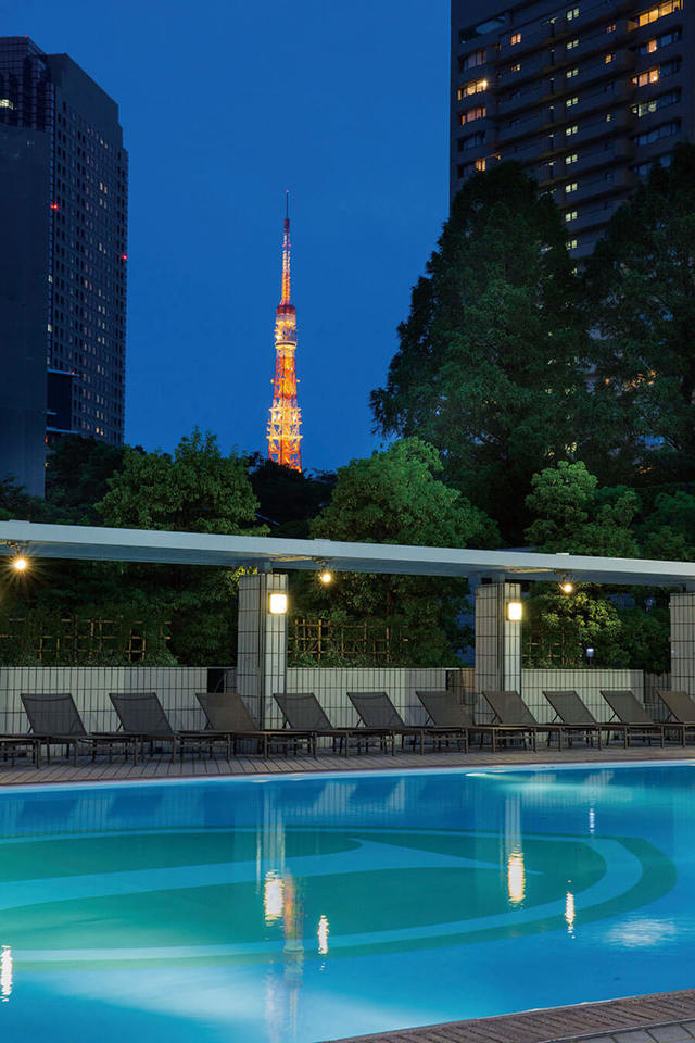 ナイトプールは幻想的な雰囲気に包まれる。ANAインターコンチネンタルホテル東京