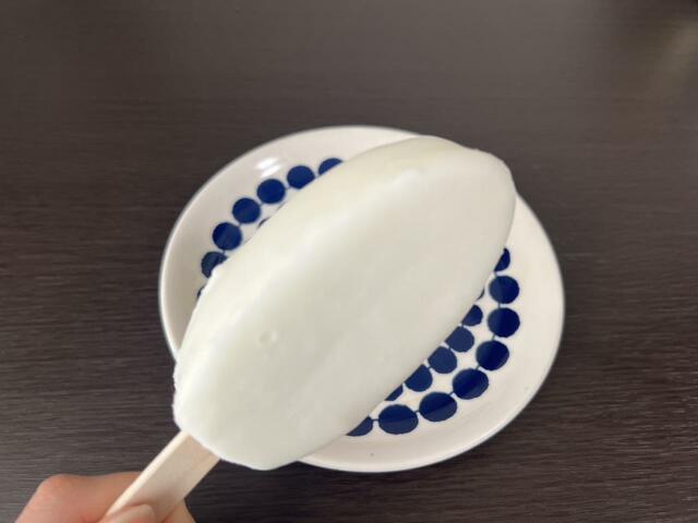 【明治 ブルガリア フローズンヨーグルトデザート】まっしろい爽やかな見た目