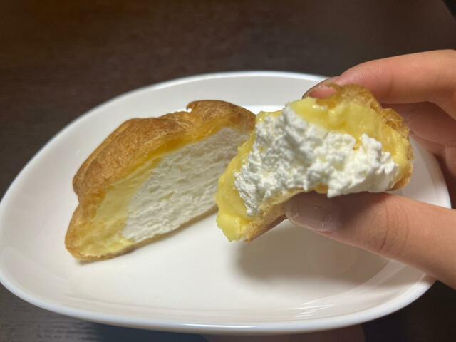 【ローソン　クリームたっぷり大きなツインシュー】カスタードクリームの内側にたっぷりのホイップクリームが詰まっています。