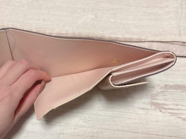 紙幣入れは1万円札がちょうど入るサイズ感