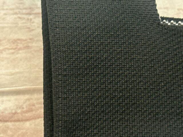 素材はポリエステル。ダンボールニットのようなサラッとした質感の生地